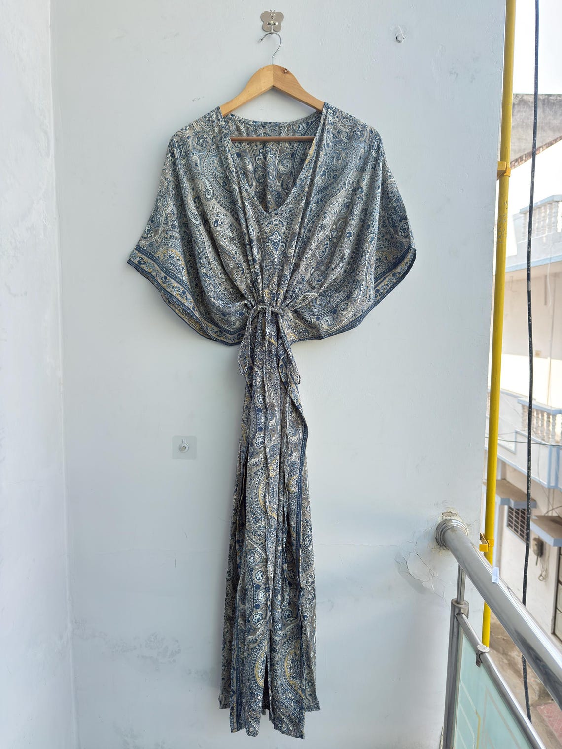 Vintage Kasturi Silk Kaftan Dress, Blue Grey Paisley Silk Caftan, Recycled Sari Kaftan for Women, Boho Luxury Lounge Wear, Handmade Maxi, foto 2 di 5
