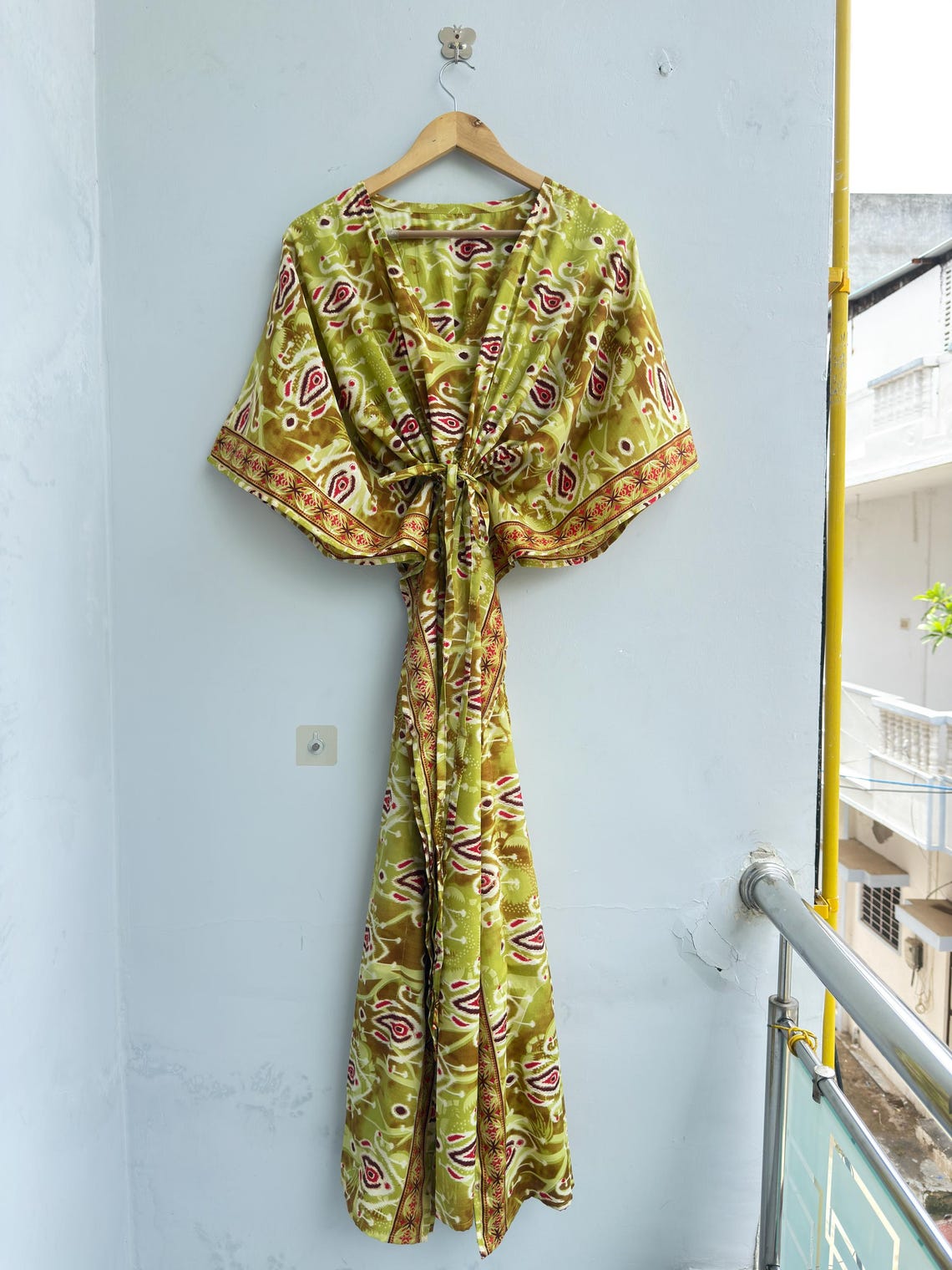 Olive Green Vintage Silk Saree Kaftan Dress, Boho Maxi Caftan, Indian Silk Blend Resort Beach Cover Up, One Size 51 Inch, foto 3 di 5