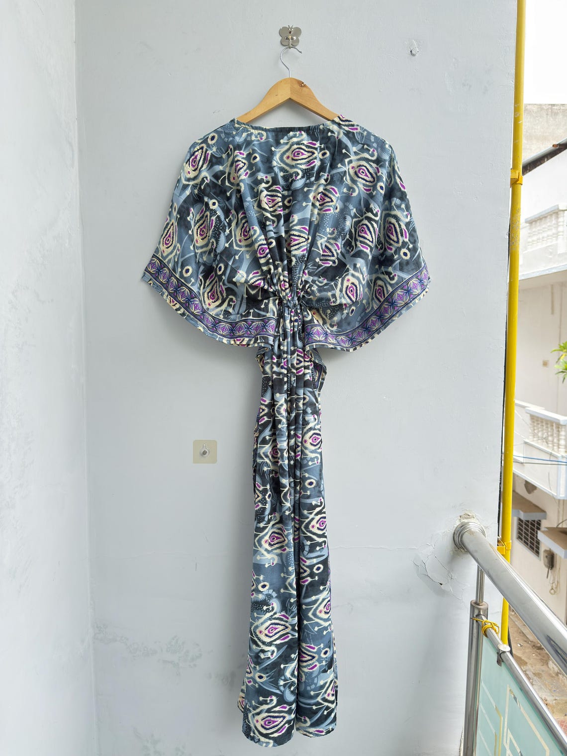 Blue Vintage Silk Saree Kaftan Dress, Boho Maxi Caftan, Indian Silk Blend Resort Beach Cover Up, One Size 51 Inch, foto 2 di 5