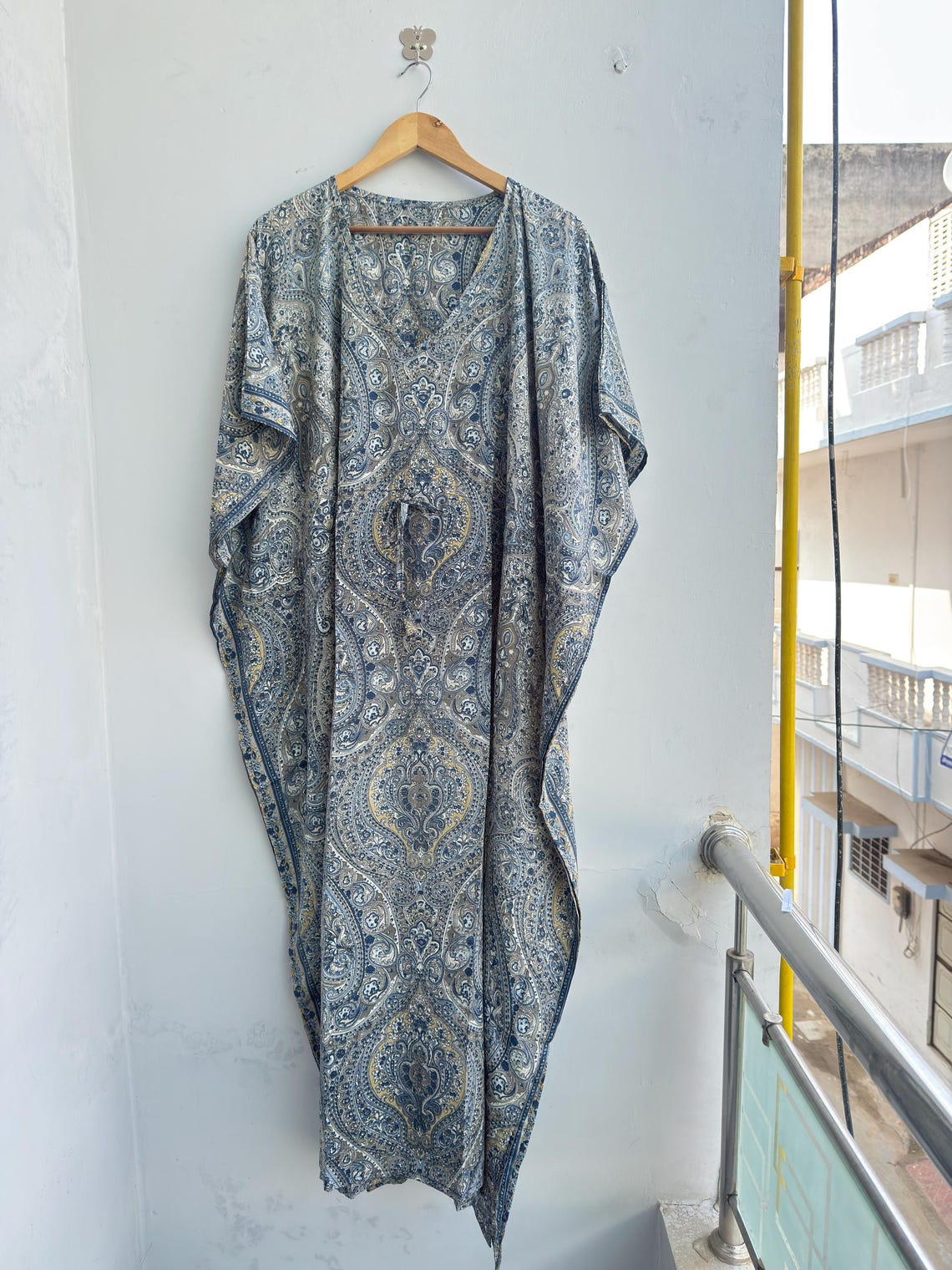 Vintage Kasturi Silk Kaftan Dress, Blue Grey Paisley Silk Caftan, Recycled Sari Kaftan for Women, Boho Luxury Lounge Wear, Handmade Maxi, foto 1 di 5