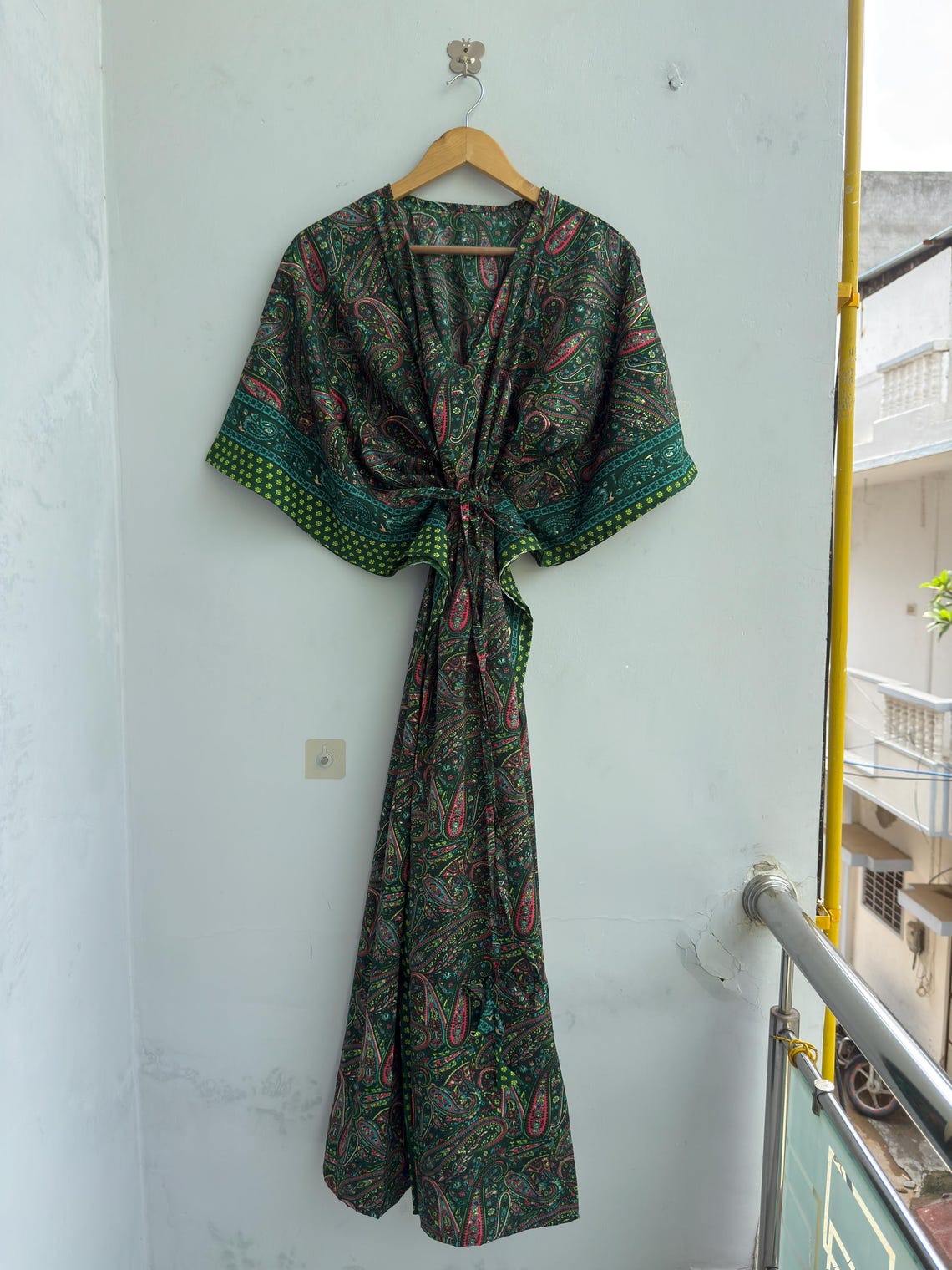 Green Vintage Silk Saree Kaftan Dress | Boho Maxi Caftan | Indian Lounge Dress | Beach Cover Up | Resort Wear | One Size, foto 4 di 5