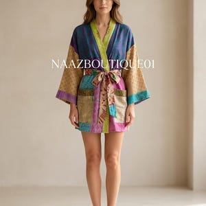 Może przedstawiać: Kolorowa szata w stylu kimono z patchworku z wzorem. Szata ma zielony kołnierz, pasujący pasek i napis "NAAZBOUTIQUE01". Szata sięga do kolan i ma szerokie rękawy.