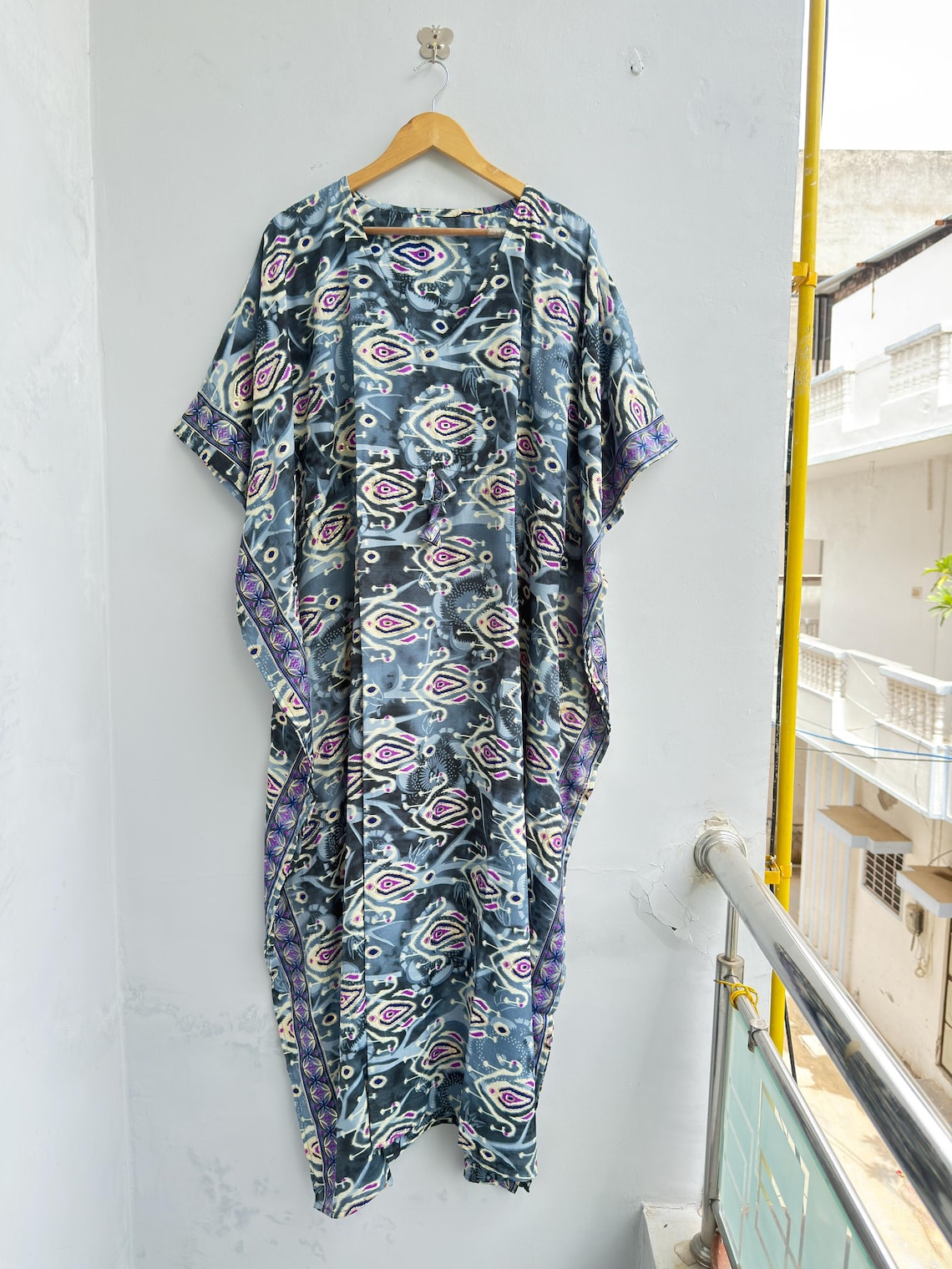 Blue Vintage Silk Saree Kaftan Dress, Boho Maxi Caftan, Indian Silk Blend Resort Beach Cover Up, One Size 51 Inch, foto 4 di 5