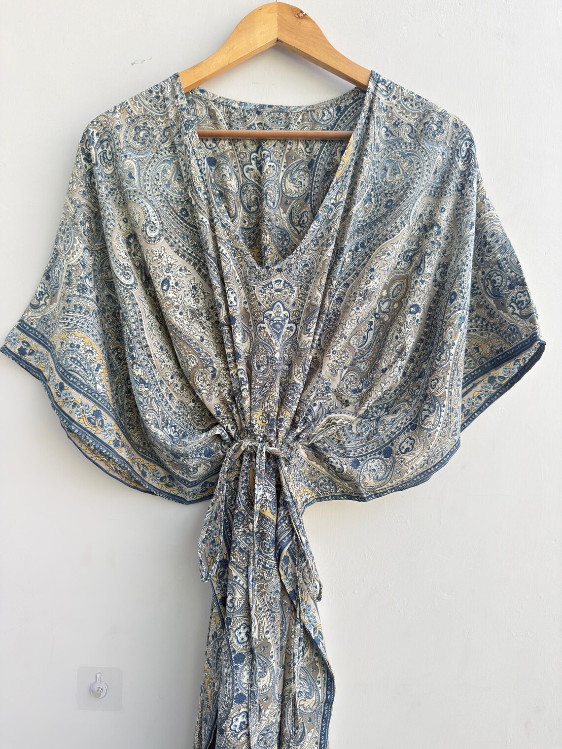 Vintage Kasturi Silk Kaftan Dress, Blue Grey Paisley Silk Caftan, Recycled Sari Kaftan for Women, Boho Luxury Lounge Wear, Handmade Maxi, foto 3 di 5