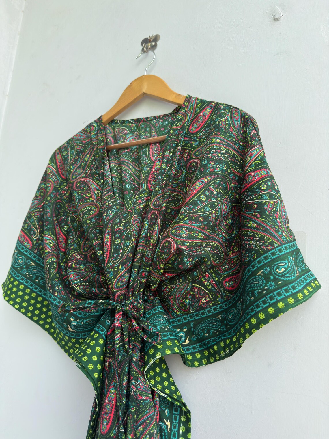 Green Vintage Silk Saree Kaftan Dress | Boho Maxi Caftan | Indian Lounge Dress | Beach Cover Up | Resort Wear | One Size, foto 3 di 5