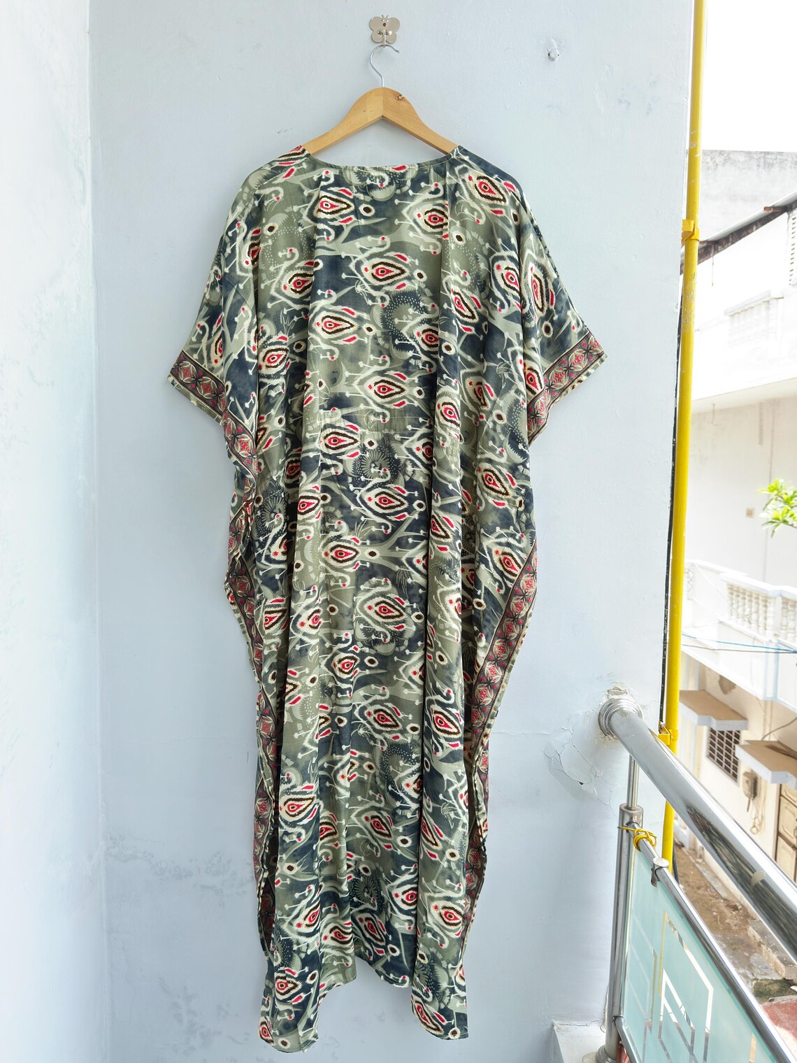 Grey Vintage Silk Saree Kaftan Dress, Boho Maxi Caftan, Indian Silk Blend Resort Wear, Beach Cover Up, One Size 51 Inch, foto 3 di 5