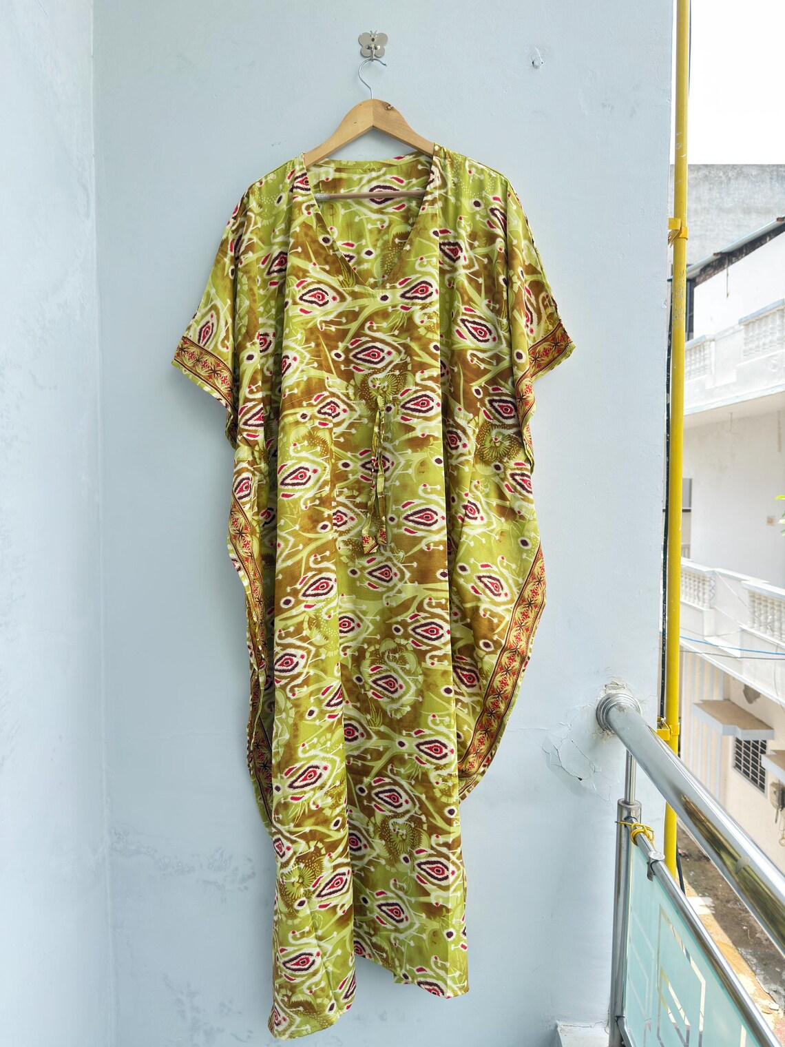 Olive Green Vintage Silk Saree Kaftan Dress, Boho Maxi Caftan, Indian Silk Blend Resort Beach Cover Up, One Size 51 Inch, foto 2 di 5