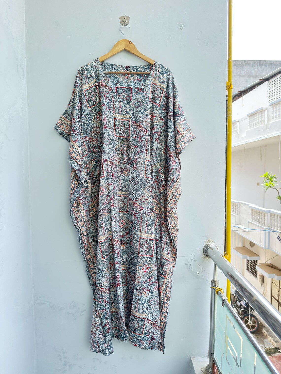 Blue Vintage Silk Saree Kaftan with Pockets, Boho Maxi Caftan Dress, Indian Silk Blend Resort Beach Cover Up, One Size 51 Inch, foto 3 di 3