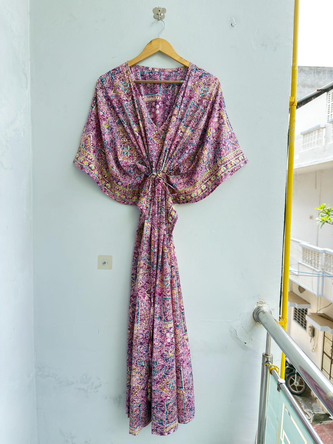 Purple Vintage Silk Saree Kaftan Dress, Boho Maxi Caftan, Indian Silk Blend Kaftan, Resort Beach Cover Up, One Size Gift, foto 3 di 5