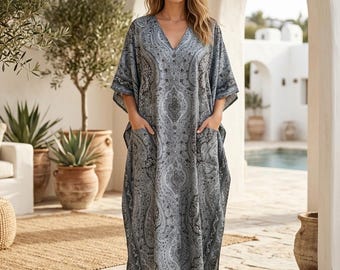 Kaftan en soie grise Kasturi avec poches – Robe caftan en soie à motif cachemire, tenue d'intérieur de luxe, robe maxi bohème, tenue de villégiature, caftan oversize