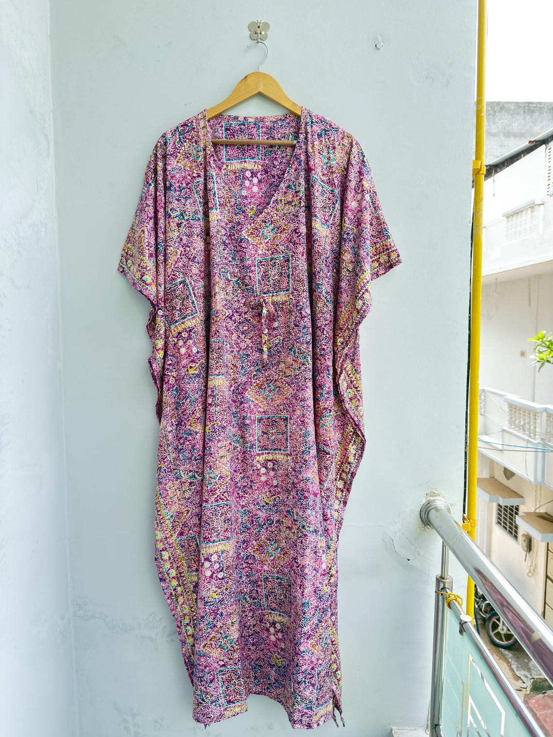 Purple Vintage Silk Saree Kaftan Dress, Boho Maxi Caftan, Indian Silk Blend Kaftan, Resort Beach Cover Up, One Size Gift, foto 2 di 5