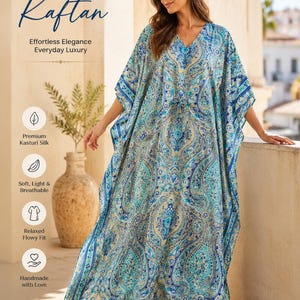 Könnte beinhalten: Ein bodenlanger Kaftan mit einem lebendigen Paisley-Muster in Blau, Türkis und Creme. Das Kleidungsstück hat einen V-Ausschnitt, weit fließende Ärmel und eine Taille mit Kordelzug. Der Text auf dem Bild lautet: KASTURI SILK Kaftan, Effortless Elegance, Everyday Luxury, Premium Kasturi Silk, Soft, Light & Breathable, Relaxed Flowy Fit, Handmade with Love.