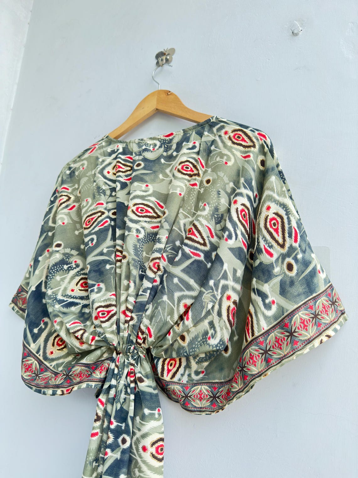 Grey Vintage Silk Saree Kaftan Dress, Boho Maxi Caftan, Indian Silk Blend Resort Wear, Beach Cover Up, One Size 51 Inch, foto 4 di 5