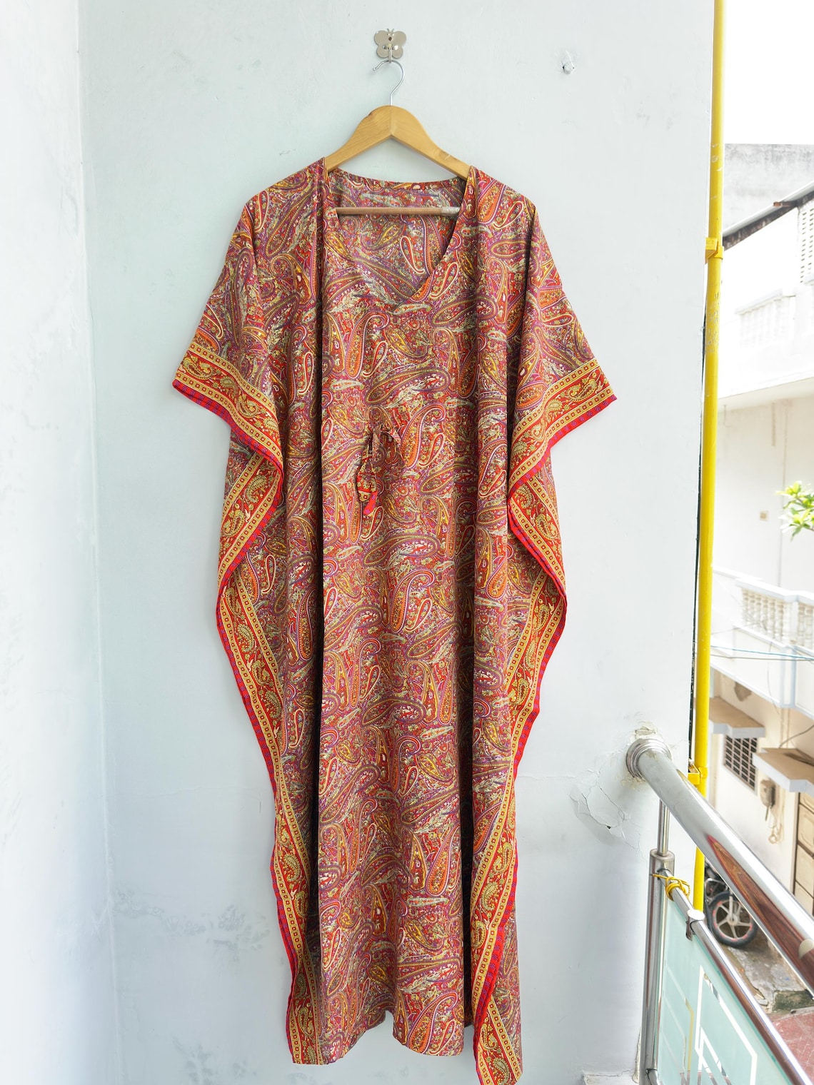 Red Vintage Silk Saree Kaftan Dress | Boho Maxi Caftan | Indian Resort Wear | Beach Cover Up | Plus Size Kaftan | One Size, foto 2 di 5