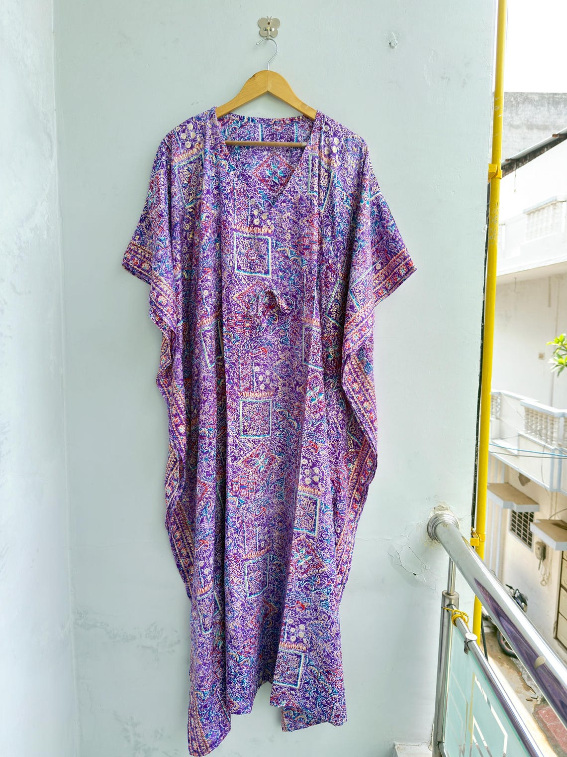 Purple Vintage Silk Saree Kaftan Dress | Boho Maxi Caftan | Indian Resort Wear | Beach Cover Up | Plus Size Kaftan | One Size, foto 2 di 5