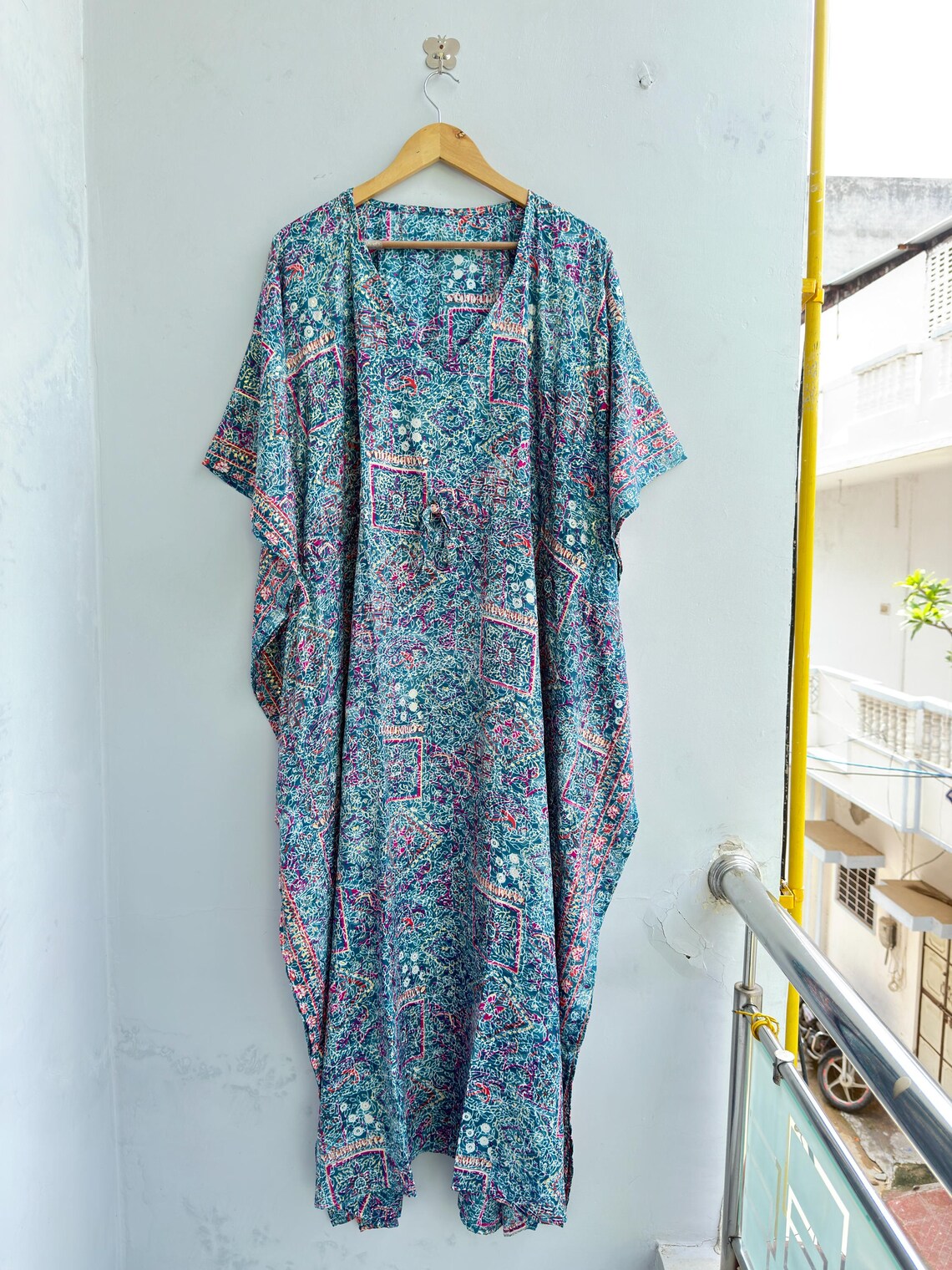 Turquoise Vintage Silk Saree Kaftan Dress, Boho Maxi Caftan, Indian Silk Blend Beach Cover Up, Resort Wear, One Size 51 Inch, foto 2 di 5