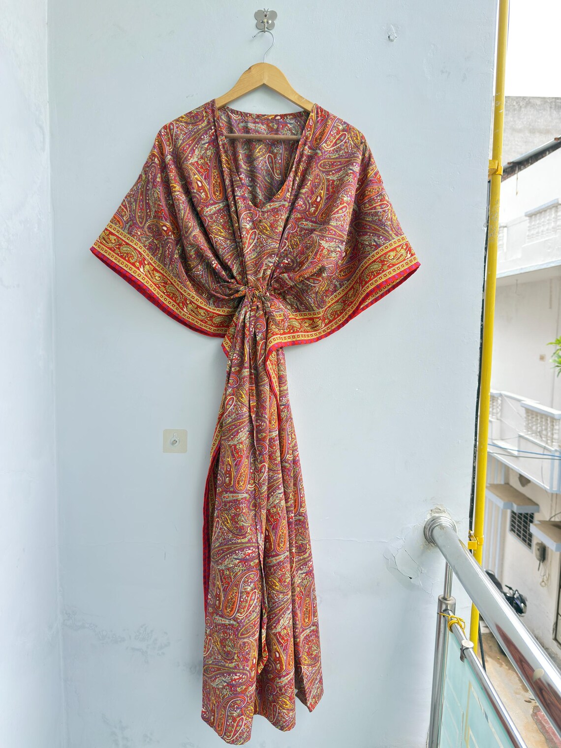Red Vintage Silk Saree Kaftan Dress | Boho Maxi Caftan | Indian Resort Wear | Beach Cover Up | Plus Size Kaftan | One Size, foto 4 di 5