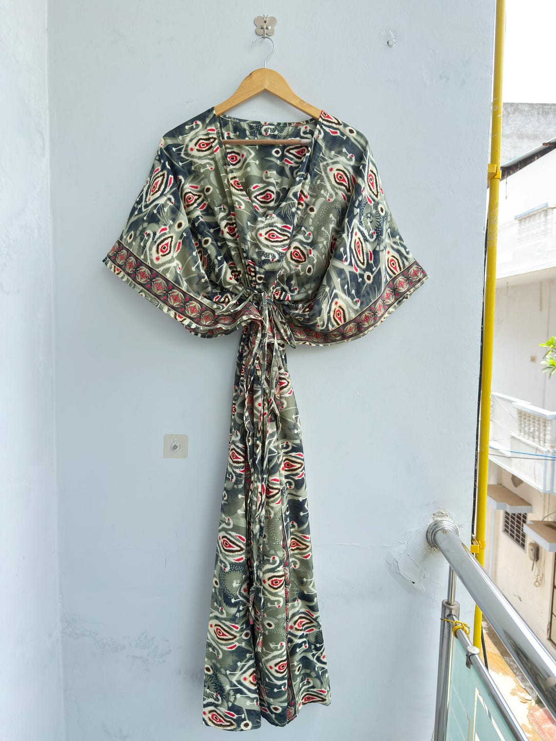 Grey Vintage Silk Saree Kaftan Dress, Boho Maxi Caftan, Indian Silk Blend Resort Wear, Beach Cover Up, One Size 51 Inch, foto 2 di 5