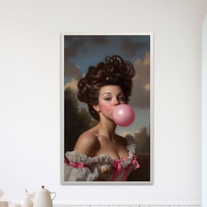 Può includere: Ritratto incorniciato di una donna con i capelli scuri che soffia una grande bolla rosa. Indossa un abito bianco e rosa. Lo sfondo mostra un cielo nuvoloso e alberi.