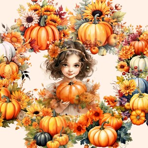 K&ouml;nnte beinhalten: Ein junges M&auml;dchen mit braunen Haaren und einem wei&szlig;en Kleid h&auml;lt einen kleinen orangefarbenen K&uuml;rbis. Sie ist umgeben von einem Kranz aus Herbstlaub, Sonnenblumen und K&uuml;rbissen in verschiedenen Oranget&ouml;nen, Wei&szlig; und Blau.