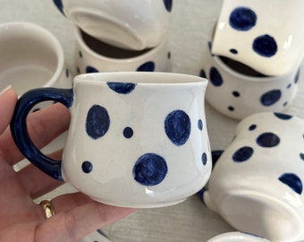 Handgefertigte große Kaffeetasse mit marineblauem Polka-Dot-Muster, Forever Yours Caffeine Connection