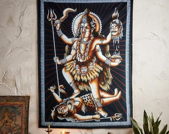 Könnte beinhalten: Ein rechteckiger Wandteppich mit schwarzem Hintergrund und einer zentralen Illustration der hinduistischen Gottheit Kali. Die Figur hat mehrere Arme, hält einen Dreizack sowie einen abgetrennten Kopf und steht über einer liegenden Figur.