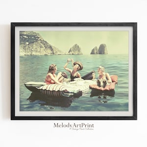 Mujeres comiendo pasta en el agua, arte de pared vintage rosa, impresión de comer espaguetis en el lago, póster divertido de picnic en flotadores, decoración de pared del océano