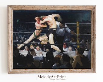 Pode incluir: Uma pintura vintage que retrata uma luta de boxe em uma arena fracamente iluminada. Dois boxeadores estão no ringue, um com o nariz sangrando, enquanto um árbitro fica entre eles. A multidão observa atentamente das arquibancadas.