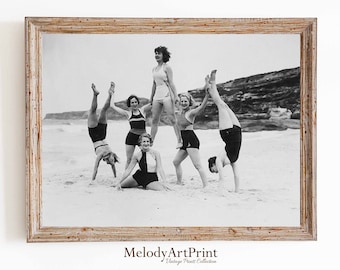 Fotografía vintage de gimnastas en la playa / Paisaje marino en blanco y negro (Descarga digital)