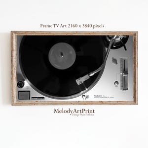 Puede incluir: Una fotografía en blanco y negro de un tocadiscos vintage con un disco en el plato. El tocadiscos está en un marco de madera. El texto "Technics Quartz Direct Drive Turntable System SL-1200MK2" es visible en el tocadiscos.