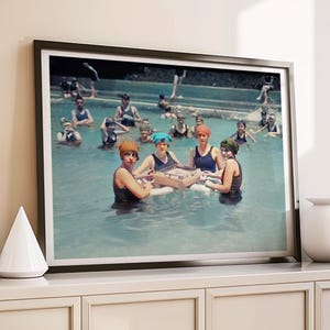 Jugando Mah-Jong en la Piscina, 1924. Decoración de pared vintage a color. Póster fotográfico retro. Fotografía vintage de mujeres en la piscina. Arte mural imprimible.