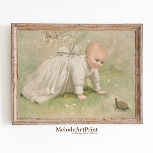 Puede incluir: Una ilustración vintage de un bebé gateando en un campo de hierba hacia una pequeña tortuga. El bebé lleva un vestido blanco con un lazo y está mirando a la tortuga. El fondo es de un verde suave con flores rosas.