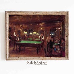 Könnte beinhalten: Ein Vintage-Gemälde, das einen schwach beleuchteten Billardraum mit Männern zeigt, die Billard spielen. Der Raum hat dunkle Holzvertäfelung und einen Billardtisch mit grünem Filz. Das Gemälde ist in einem hellen Holzrahmen gerahmt.