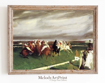 以下が含まれることがあります： ポロの試合を描いたヴィンテージの絵画。絵画には、馬に乗ったライダーのグループが描かれており、ボールが空中にある。また、サイドラインから試合を観戦する観客も描かれている。絵画は、曇り空を背景に描かれている。