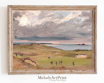 Könnte beinhalten: Ein Vintage-Gemälde eines Golfplatzes mit Blick auf das Meer. Das Gemälde ist in einem hellen Holzrahmen gerahmt. Der Himmel ist bewölkt und das Wasser ist ruhig. Im Vordergrund sind Golfer auf dem Platz zu sehen.