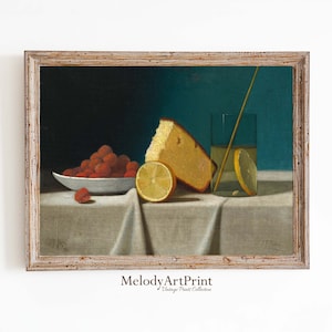 Op de afbeelding: Een stilleven schilderij met een kom rode frambozen, een stuk cake, een citroen en een glas limonade met een rietje. Het schilderij is ingelijst in een licht houten lijst.