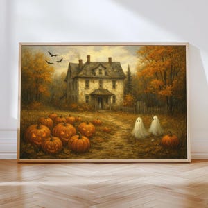 Op de afbeelding: Een ingelijst schilderij met een Halloween-thema. De scène toont een huis omringd door pompoenen, geesten en bomen met oranje bladeren. Zwarte vogels vliegen in de lucht, wat een spookachtige sfeer creëert.