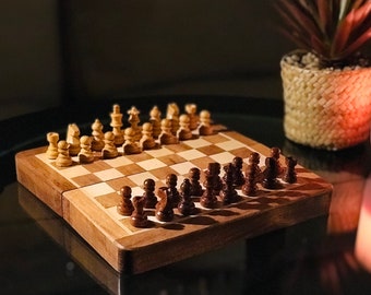 Cadeau fait main pour lui | Mini jeu d'échecs magnétique en bois | 7,3x7,3x0,8 po / 18,5x18,5x2 cm | Meilleur cadeau pour papa frère mari ami couple
