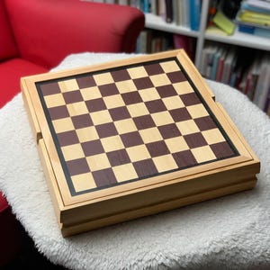 Holz Spielesammlung mit über 100 Spielen: Schach, Backgammon, Dame, Mühle, Halma, Würfelspiel, Barricade.Inkl.Würfel,Spielfiguren und mehr.