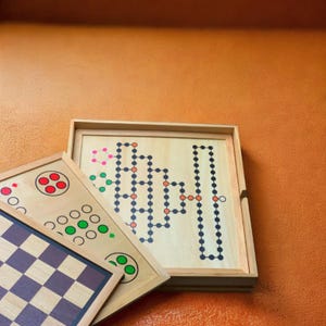 Holz Spielesammlung mit über 100 Spielen: Schach, Backgammon, Dame, Mühle, Halma, Würfelspiel, Barricade.Inkl.Würfel,Spielfiguren und mehr.