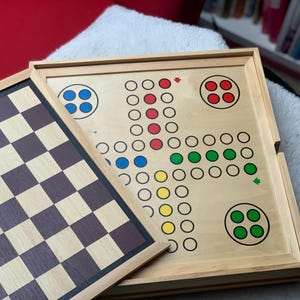 Holz Spielesammlung mit über 100 Spielen: Schach, Backgammon, Dame, Mühle, Halma, Würfelspiel, Barricade.Inkl.Würfel,Spielfiguren und mehr.