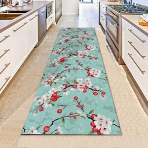 Tapis de couloir vert menthe à motif de fleurs de cerisier, antidérapant et lavable.
