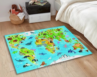 Puede incluir: Una alfombra rectangular para niños con un diseño de mapa del mundo. Los continentes son verdes, los océanos azules y el mapa está lleno de ilustraciones coloridas de animales y criaturas marinas. La palabra "Antártida" es visible.