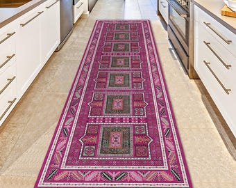 Könnte beinhalten: Ein langer, rechteckiger Teppich mit einem leuchtenden magentafarbenen Hintergrund und komplizierten geometrischen Mustern in Rosa-, Grün- und Grautönen. Der Teppich hat ein zentrales Design mit sich wiederholenden quadratischen Motiven und einem detaillierten Rand.