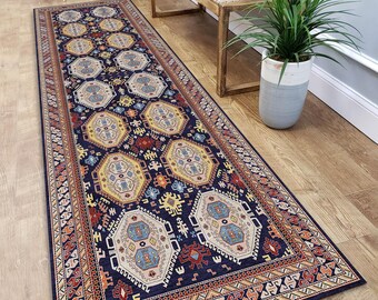 Puede incluir: Una alfombra de pasillo rectangular azul marino con un intrincado diseño geométrico. La alfombra presenta un diseño central de octágonos repetidos y otras formas en tonos amarillos, rojos y azules, enmarcado por un borde detallado.