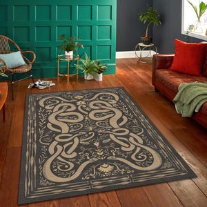Peut inclure: Tapis rectangulaire avec un fond gris foncé et un motif beige stylisé de serpents et de fleurs. Le tapis, bordé de lignes verticales, est posé sur un plancher en bois. Un élément de décoration intérieure.