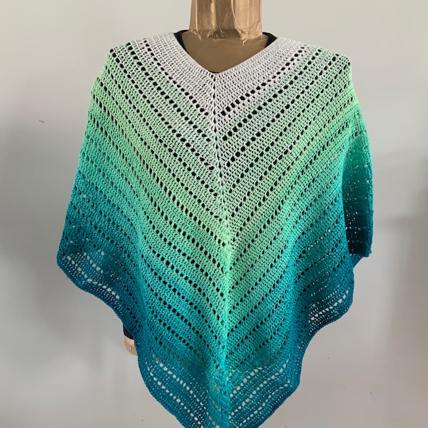 Poncho adulte nuance de vert au crochet