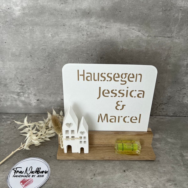 Einzugsgeschenk, Statt Brot und Salz, Haussegen, Häuser aus Raysin, Holzständer mit Wasserwaage, Holzklötzchen, Holz