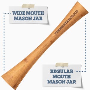 Puede incluir: Herramienta de fermentación de madera para tarros de cristal de boca ancha y boca estándar. La herramienta está etiquetada como "Fermentaholics".