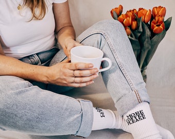 MORE COFFEE PLEASE - Statement socks - 100% cotton